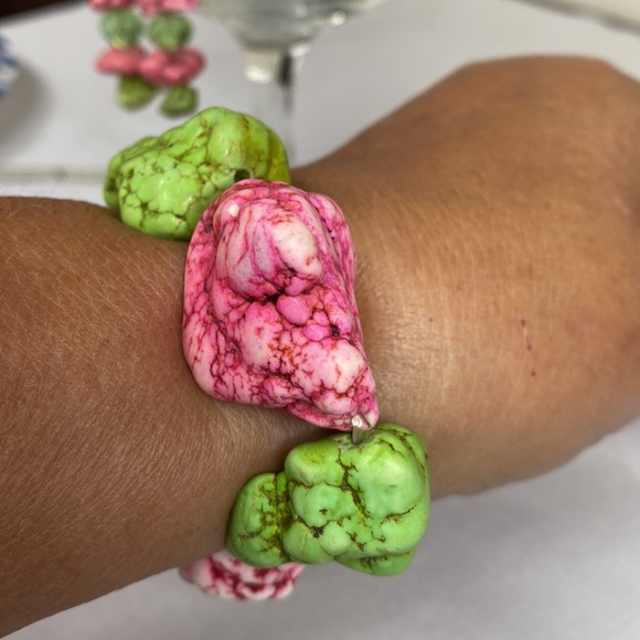 Funky pink and green textured bead bracelet earrings set - Picture 4 of 4